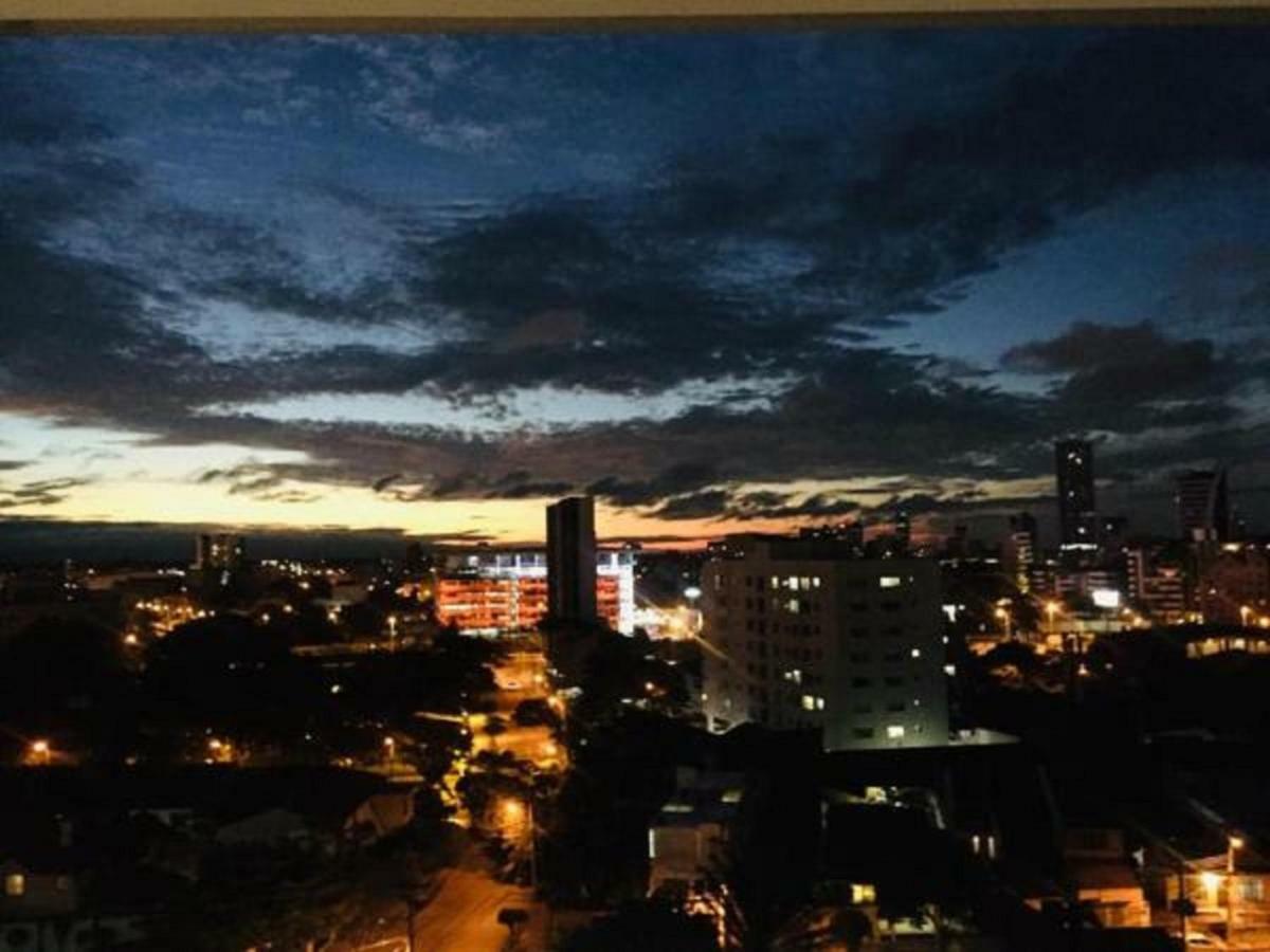سانتا كروز دي لا سي Hermoso Y Unico Apartamento Moderno, En Pleno Centro De Santa Cruz, Con Netflix Wi-Fi De 60 Mb, Estacionamiento Gratis Y Ac En Todos Los Ambientes المظهر الخارجي الصورة